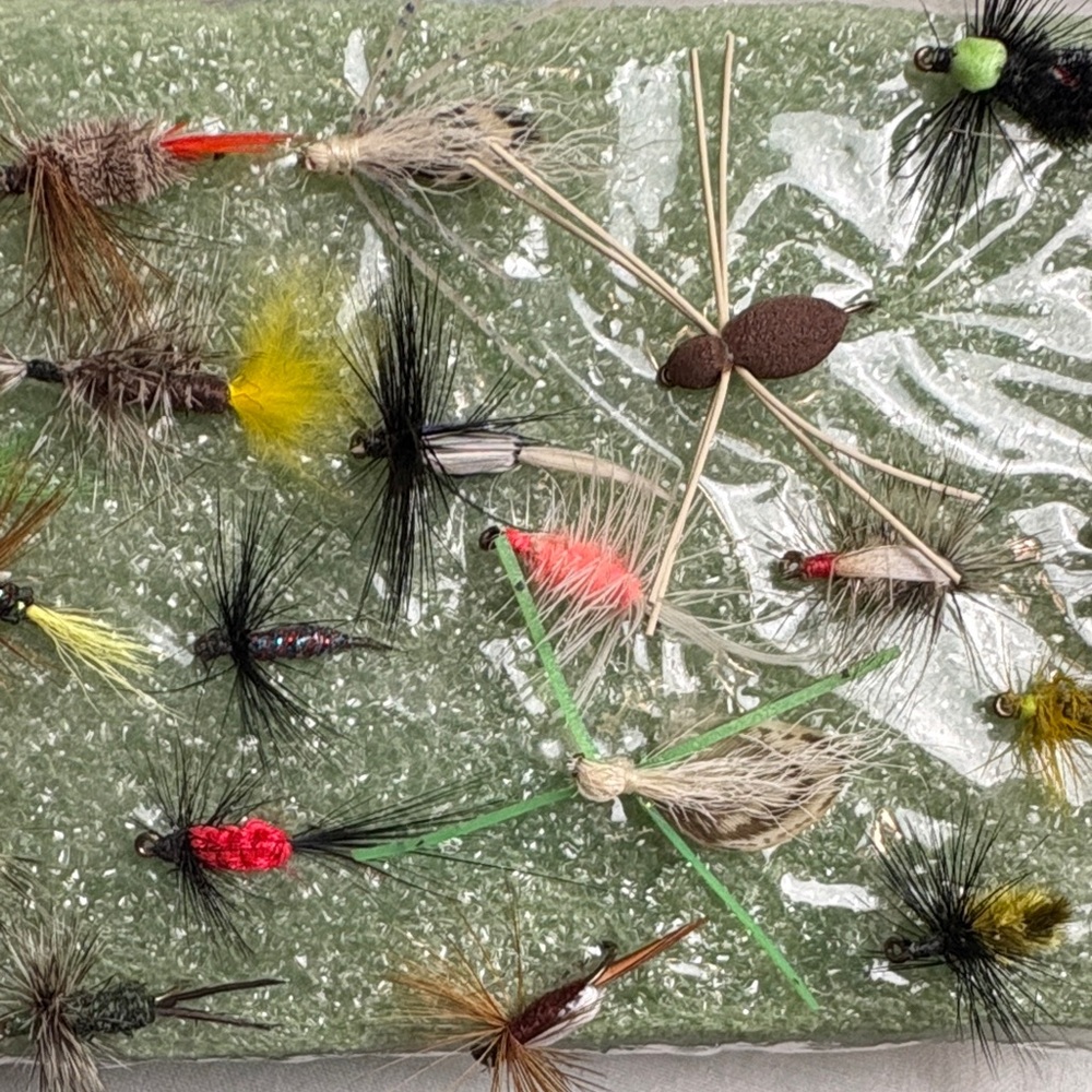 26 Homemade Assorted Fishing Flies Set - Picture 3 of 12
